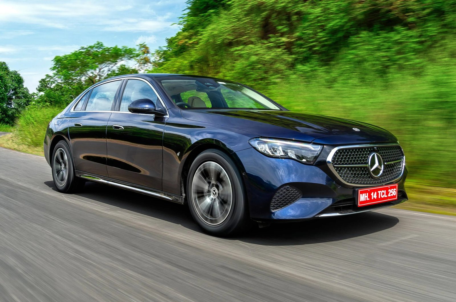 imgi_120_20241017101242_Mercedes_E_Class_review_front_tracing