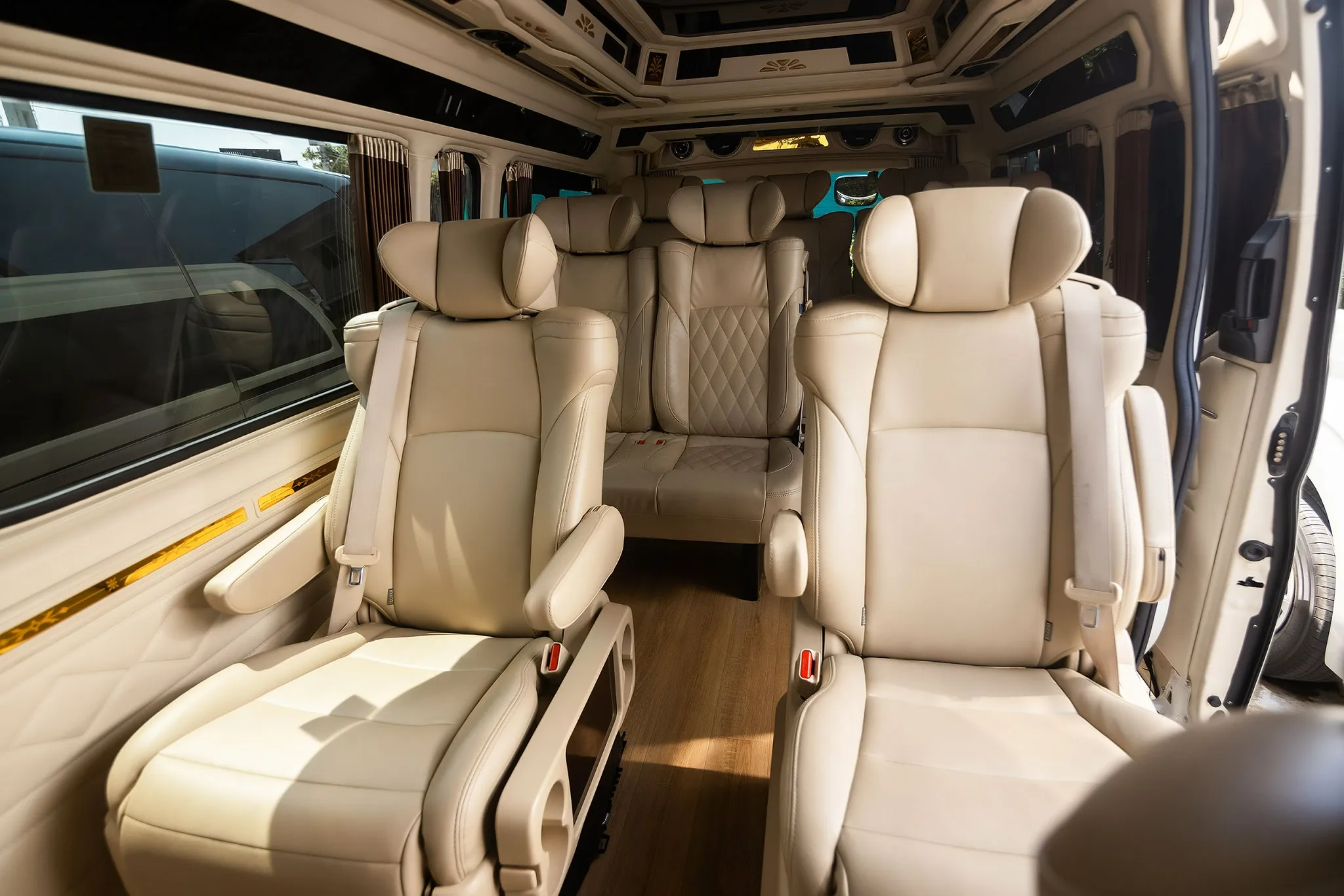 imgi_164_Inside-Toyota-All-New-Commuter-Happy-Route-Thailand-11