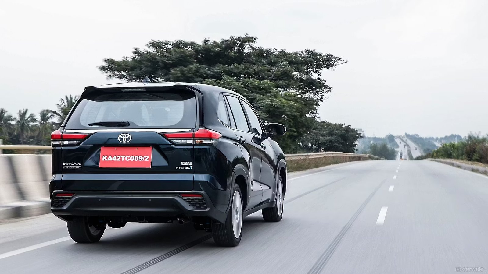 imgi_167_innova-hycross-exterior-right-rear-three-quarter-4