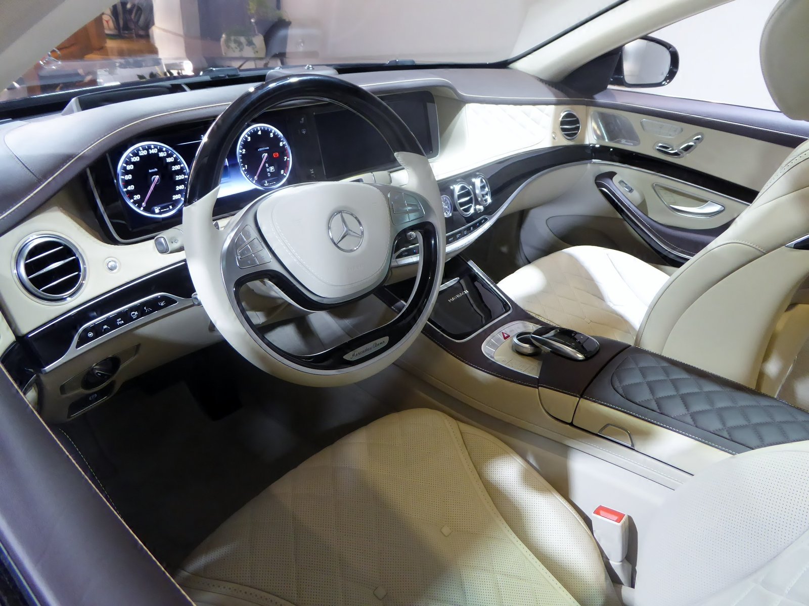imgi_184_The_interior_of_Mercedes-Maybach_X222_S550