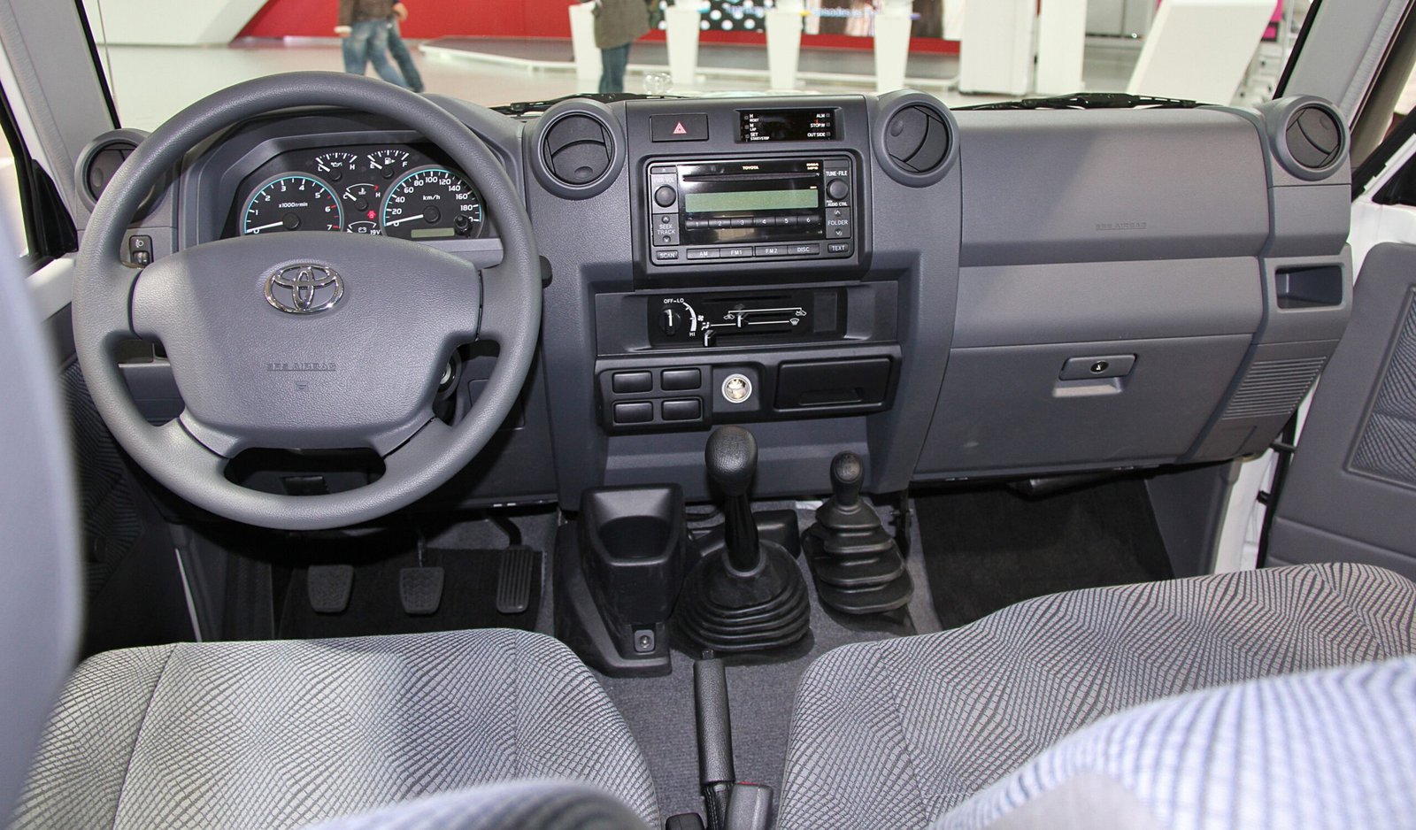 imgi_193_Toyota_Land_Cruiser_70_LX_interior