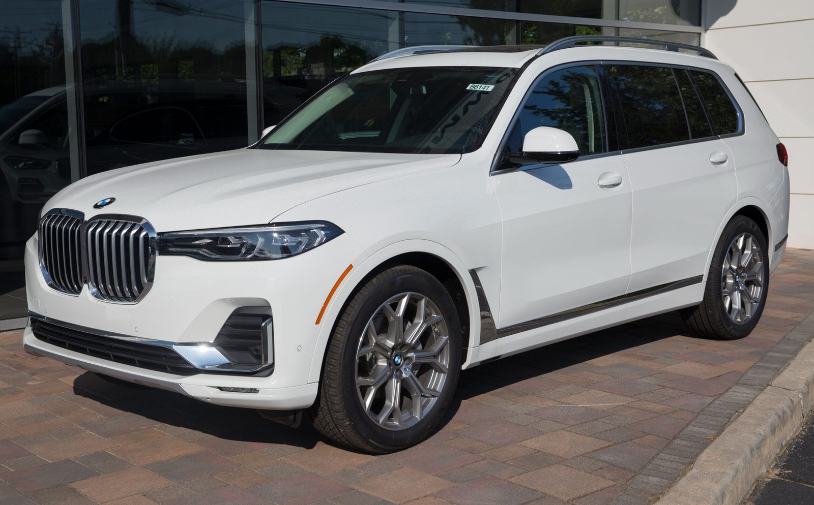 imgi_198_2019_BMW_X7_xDrive40i_in_white_front_left